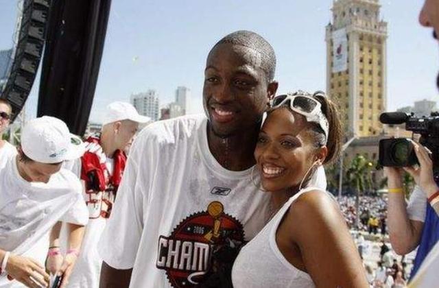 为什么现场记分牌需要显示球的“释放点高度”一致性数据