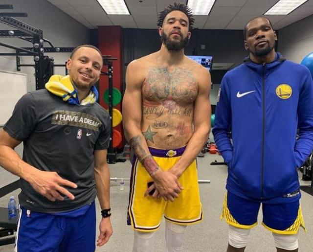 Aurora官方整活回应Falcons挖角：XANTARES很好 不劳牵挂