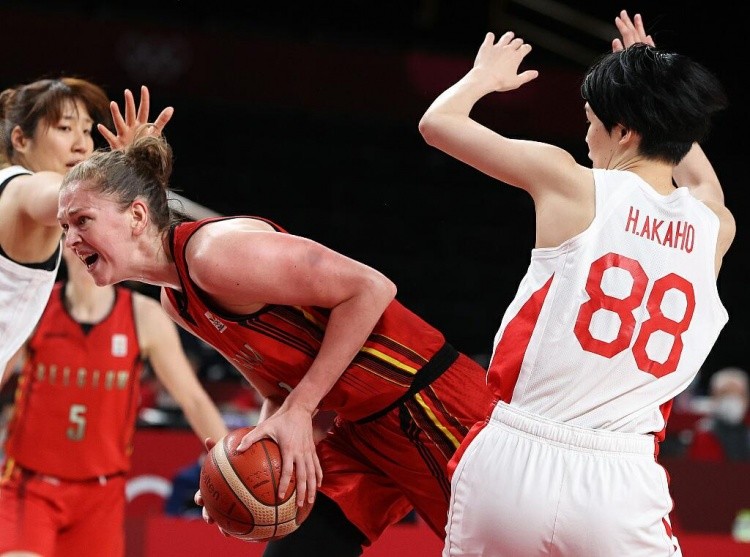 暗示续约还是离队？刘洋晒与瓦科互换球衣照片