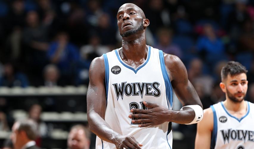 奥尔莫肩伤缺阵一个月，巴萨迎赛季关键考验