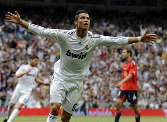 詹姆斯生涯总得分突破4.5万，历史第一人